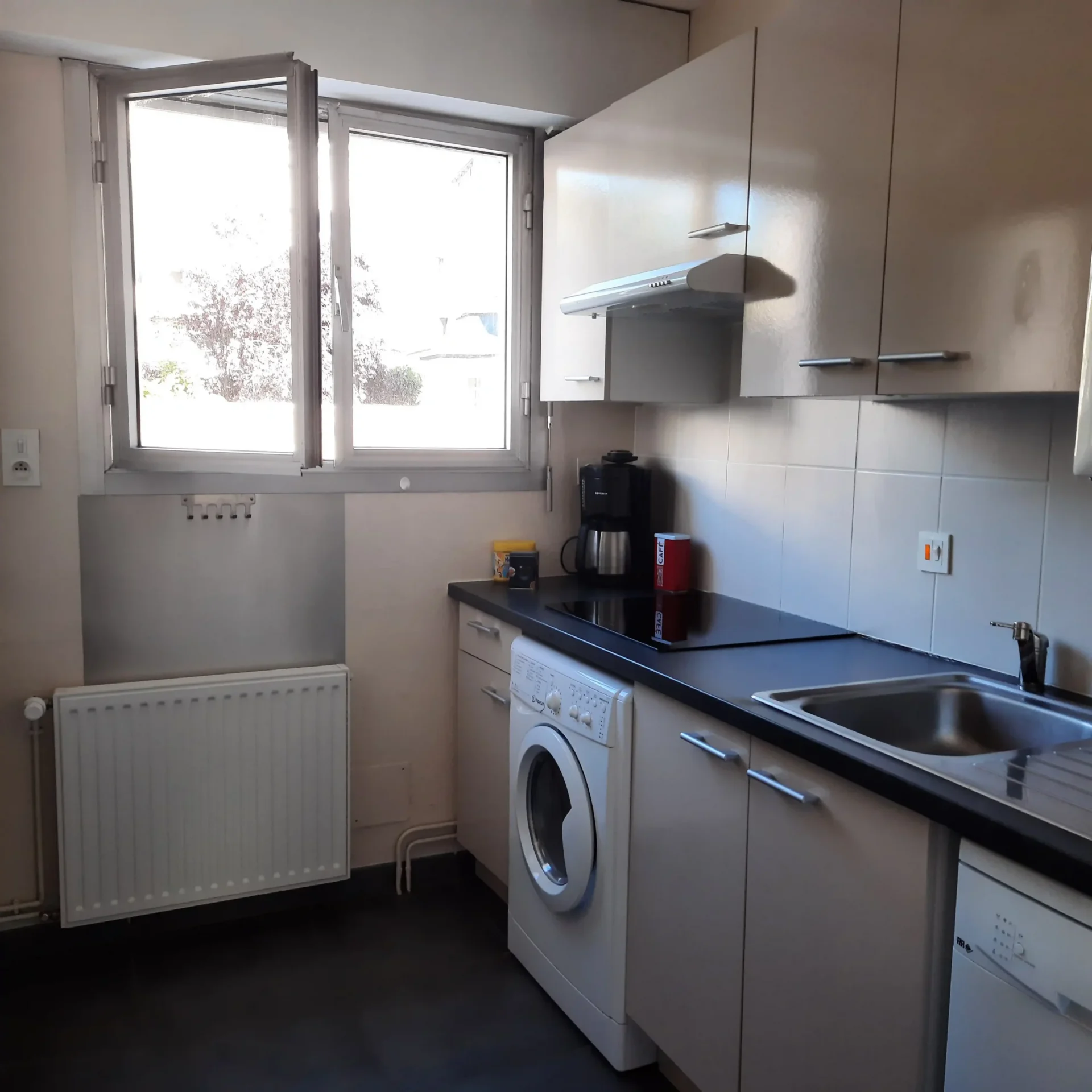 Cuisine-le-palais-1-1 Cuisine équipée : Cuisinez facilement grâce à une cuisine moderne lors de votre séjour à Quimper. N'hésitez pas à consultez notre offre !