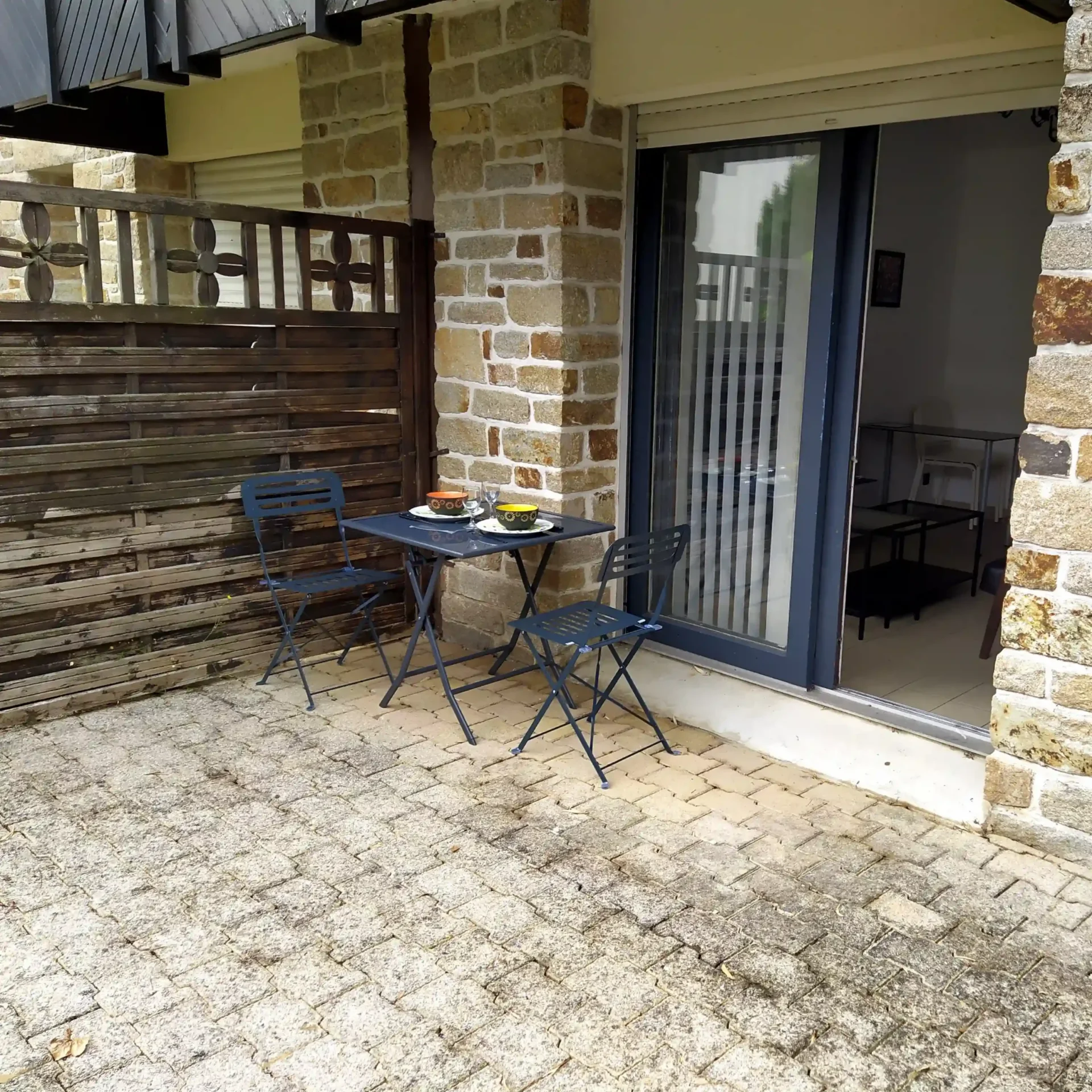 Terrasse-Ty-Cocoon-1-1 Profitez de la terrasse pour prendre vos repas en extérieur au centre de Quimper