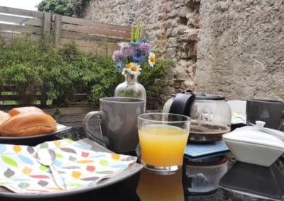 Profitez d'une terrasse sans vis à vis lors de votre séjour à Pont l'abbé. Idéal pour rayonner dans le sud Finistère !