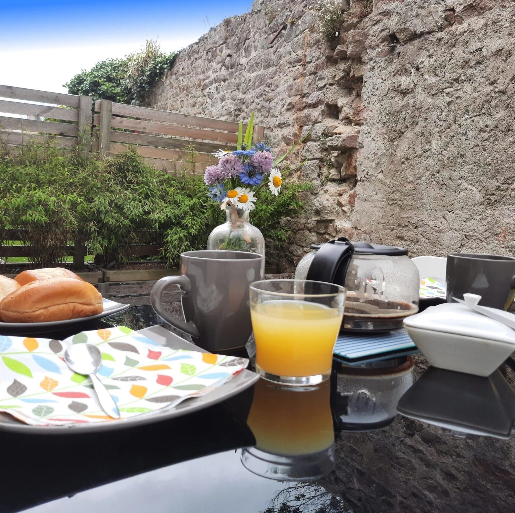 Profitez d'une terrasse sans vis à vis lors de votre séjour à Pont l'abbé. Idéal pour rayonner dans le sud Finistère !