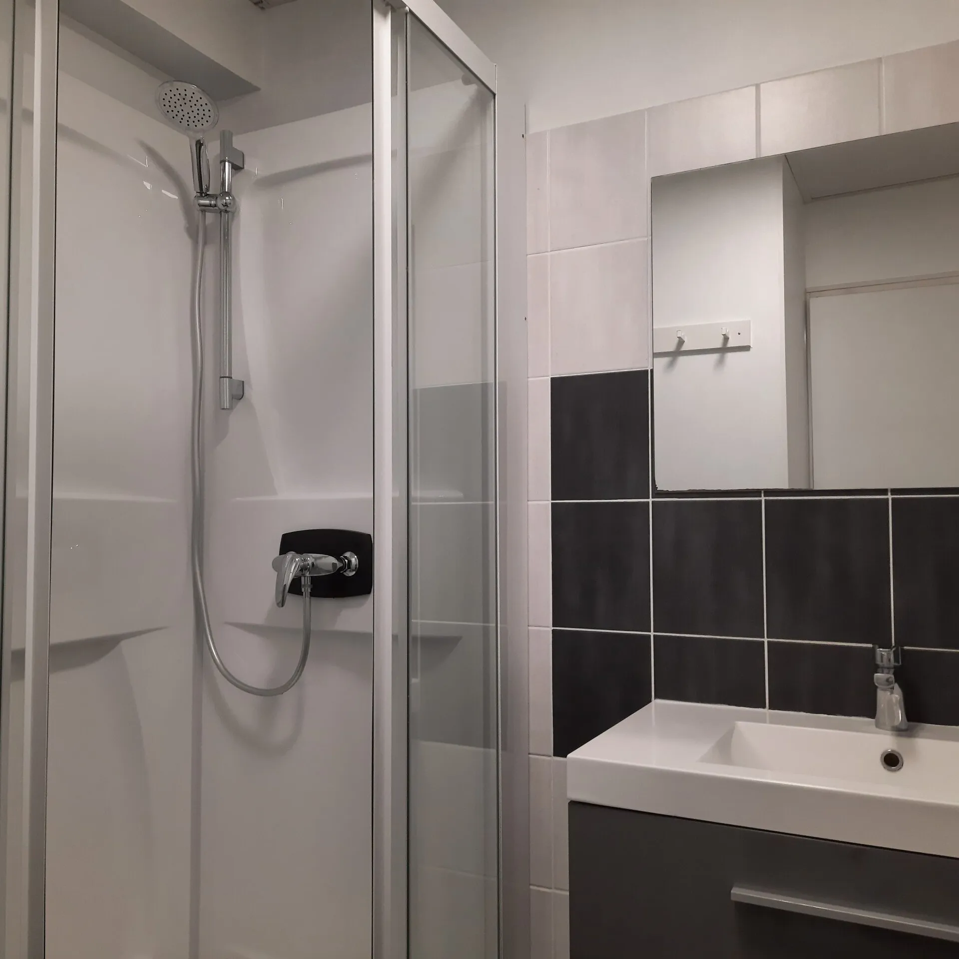 salle-d-eau-le-palais-1-1 Hébergement le palais à Quimper Finistère