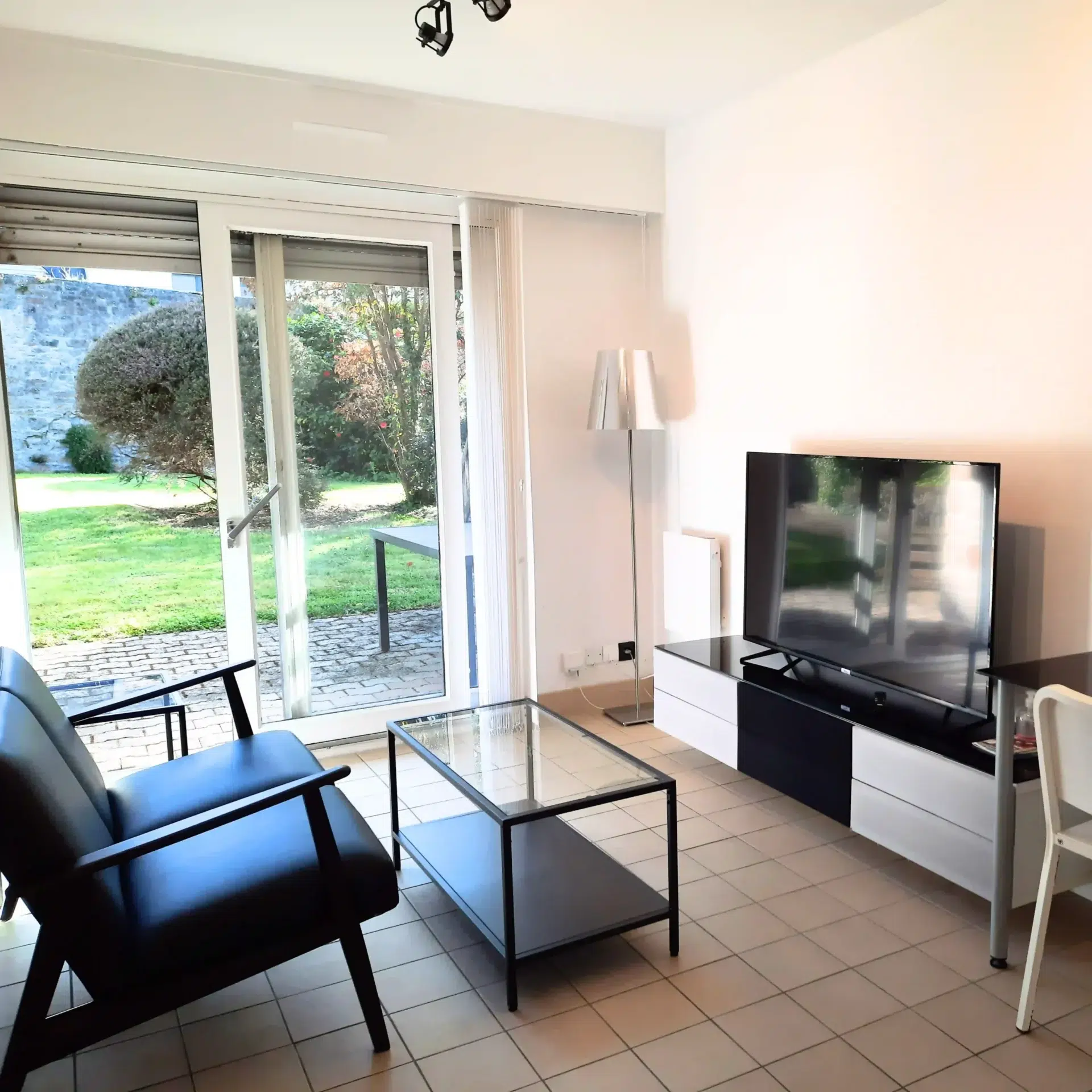 salon-ty-cocoon-vignette-1-1 location meublé avec vue jardin et terrasse et parking privé à Quimper