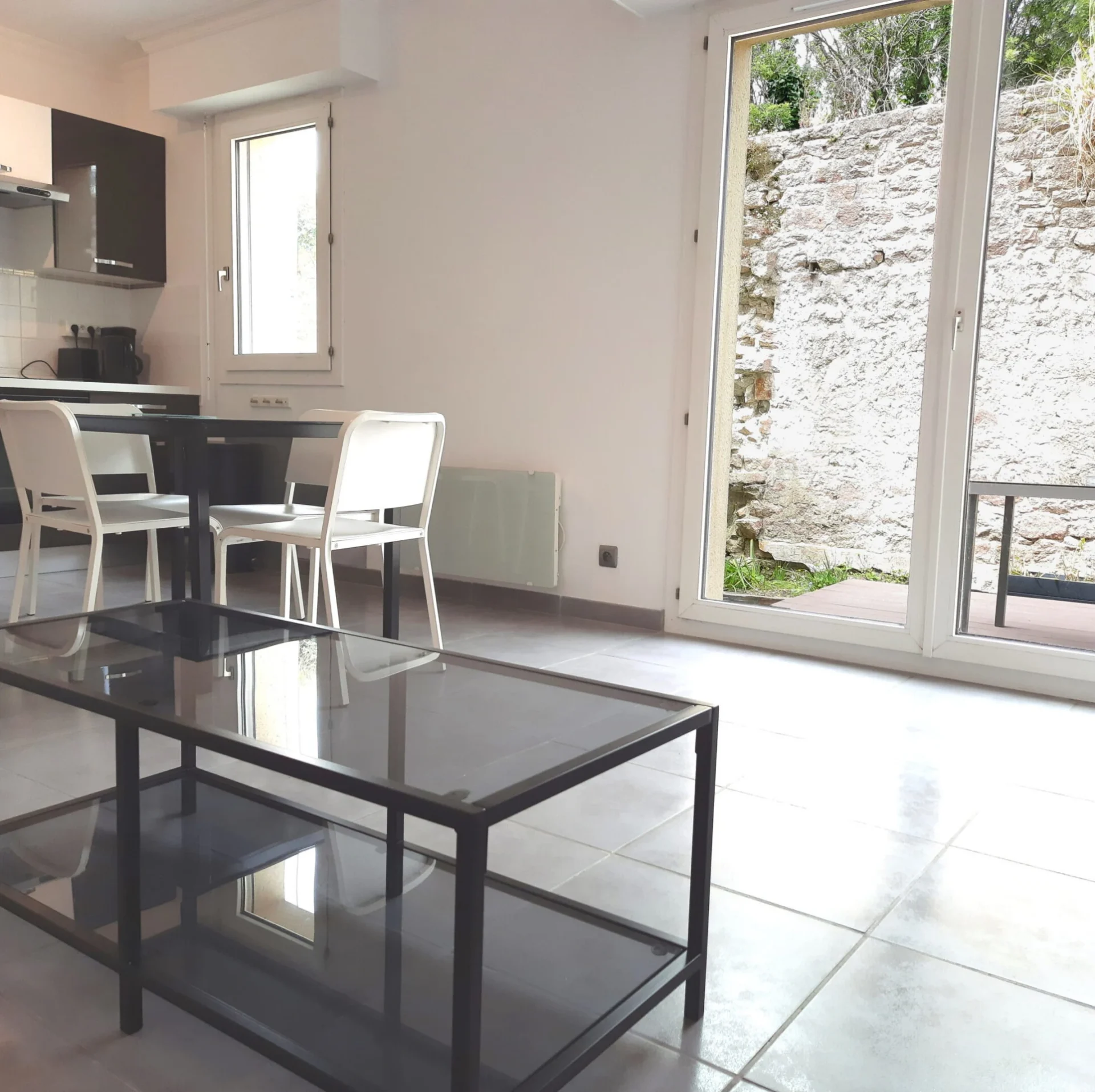 Location meublée centre ville de Pont l'Abbé avec extérieur et parking