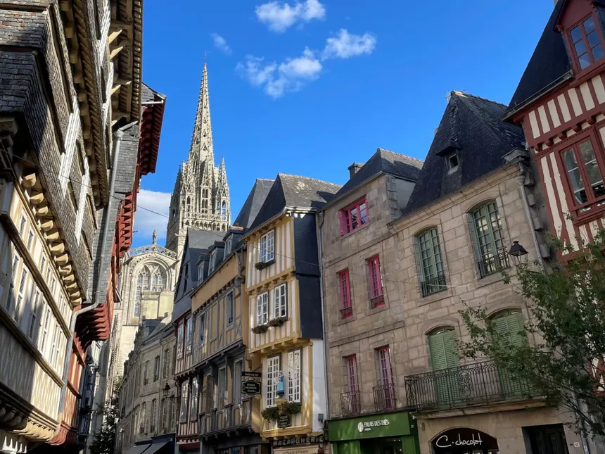 quimper-cathedrale-ruelle quimper cathedrale ruelle